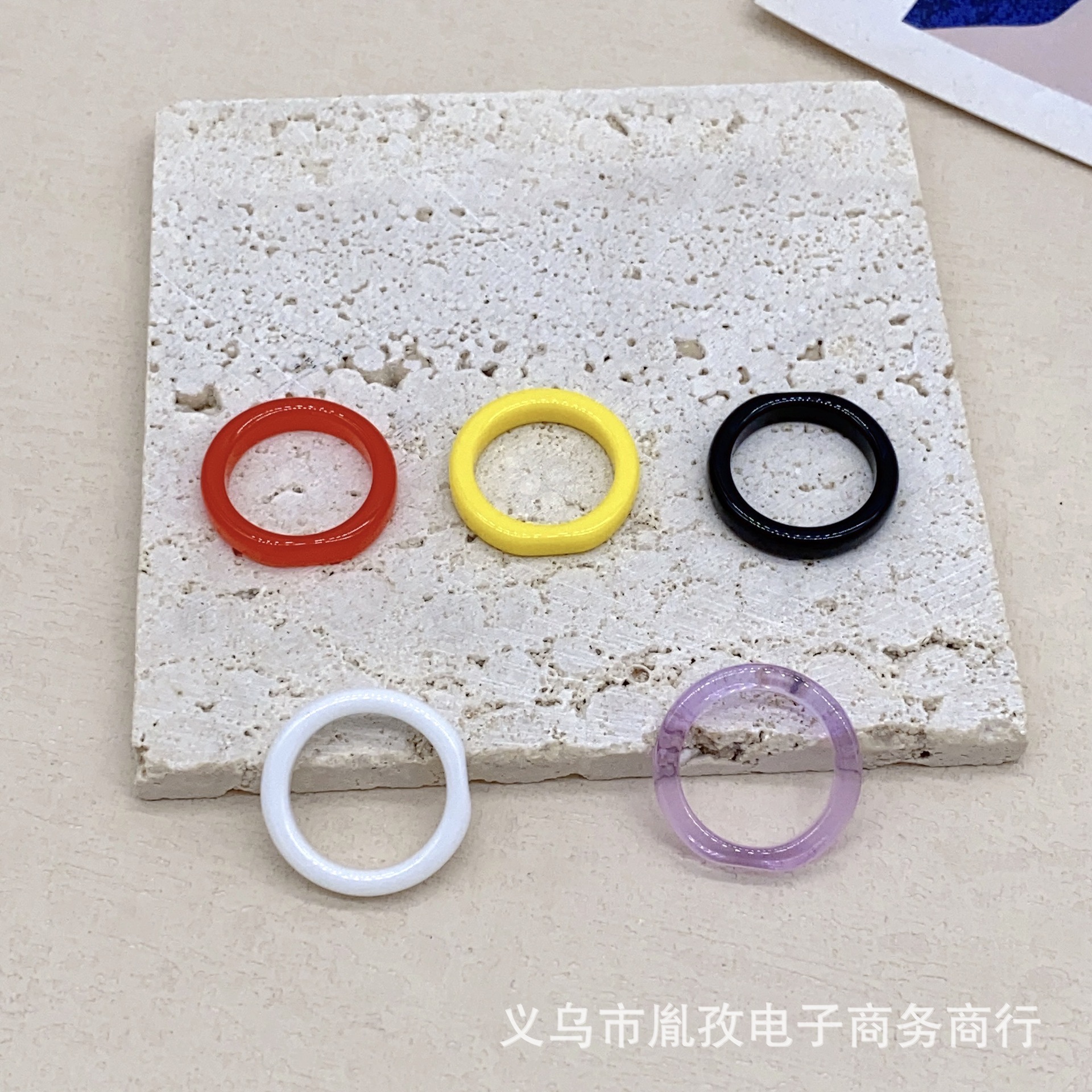 El soporte inferior del anillo de resina simple se puede pegar productos en anillo de color anillo lindo fábrica pulsera transfronteriza