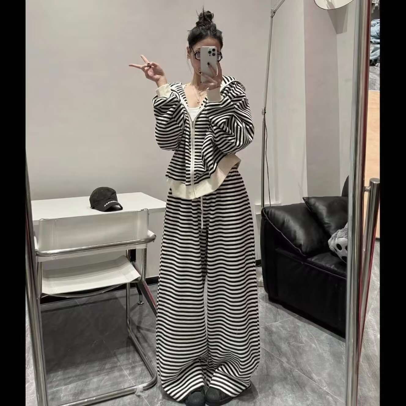 Black and White Striped Sweatshirt Suit for Women, Spring and Autumn New Casual Jacket, Long-Sleeved, Stylish Wide-Leg Pants Two-Piece Set