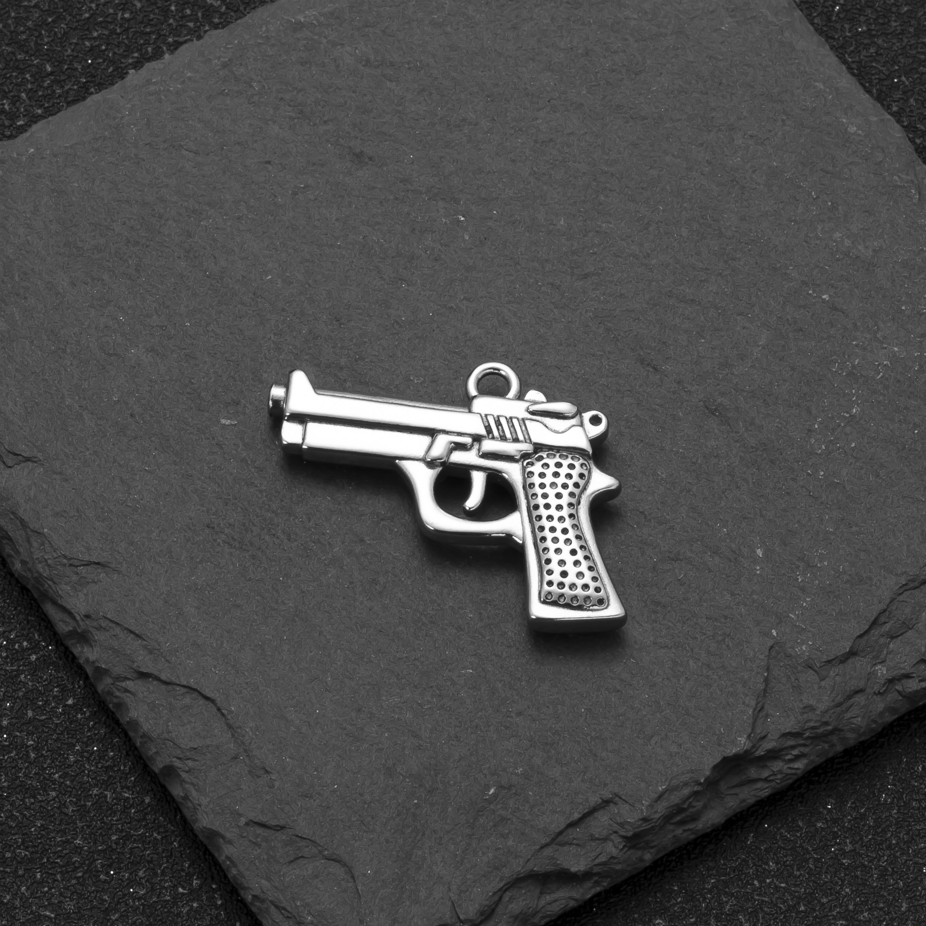 Colgante único europeo y americano venta caliente collar de acero inoxidable colgante de pistola raspador tridimensional calle hip-hop accesorios de joyería de bricolaje