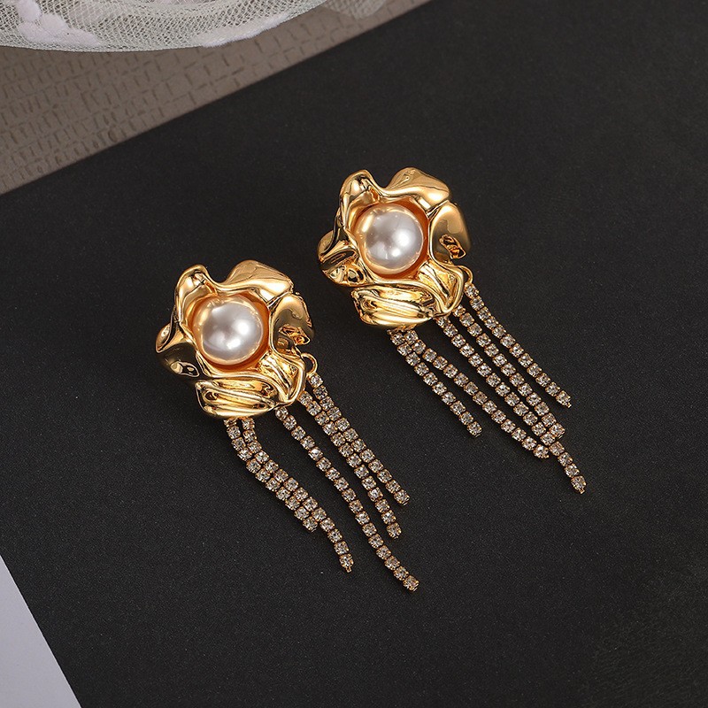 Fashionable retro elegant small design earrings from pearl