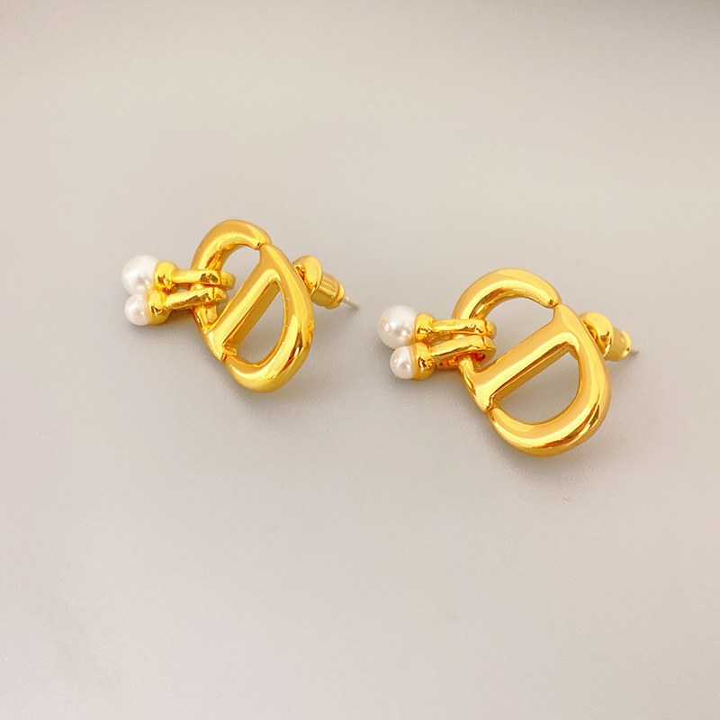 Fashion Letter Copper Inlay Artificial Pearls Ear Studs 1 Pair