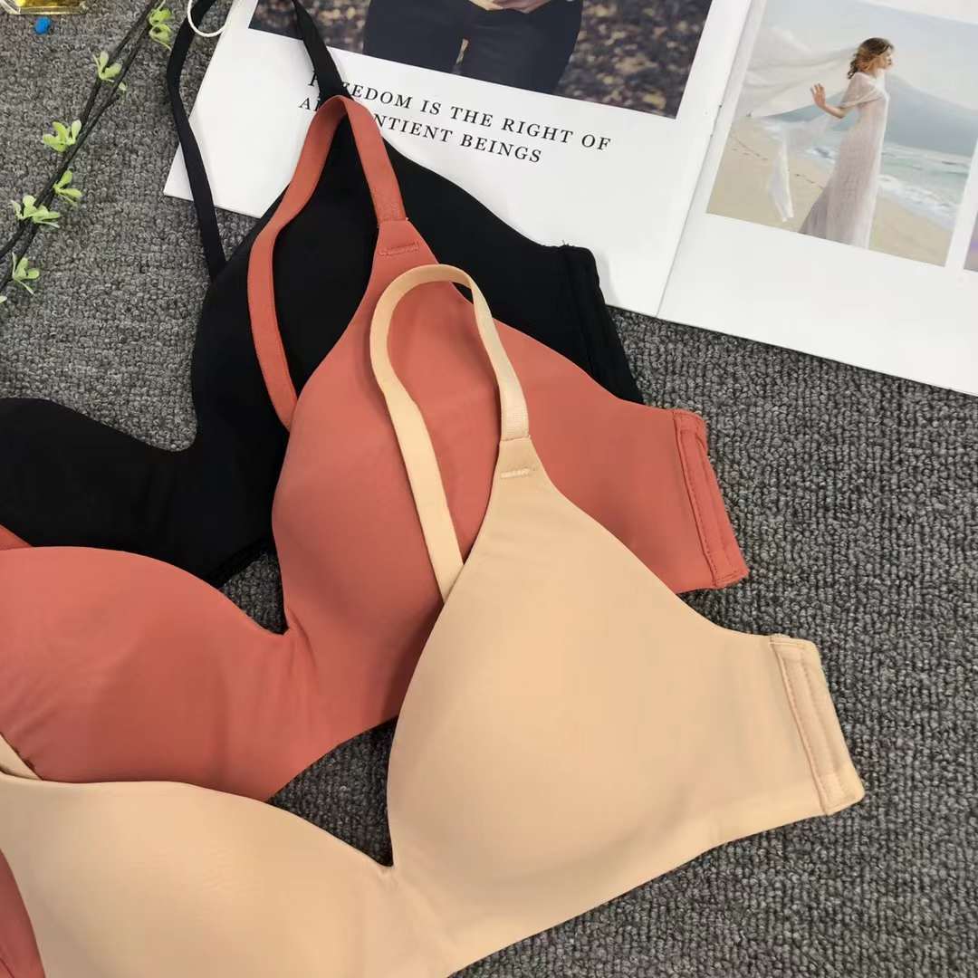 Cruzar la frontera del sudeste de Asia estilo japonés estilo francés cómodo push up francés triángulo taza de ropa interior sin costuras sujetador delgado de las mujeres sin anillo de acero