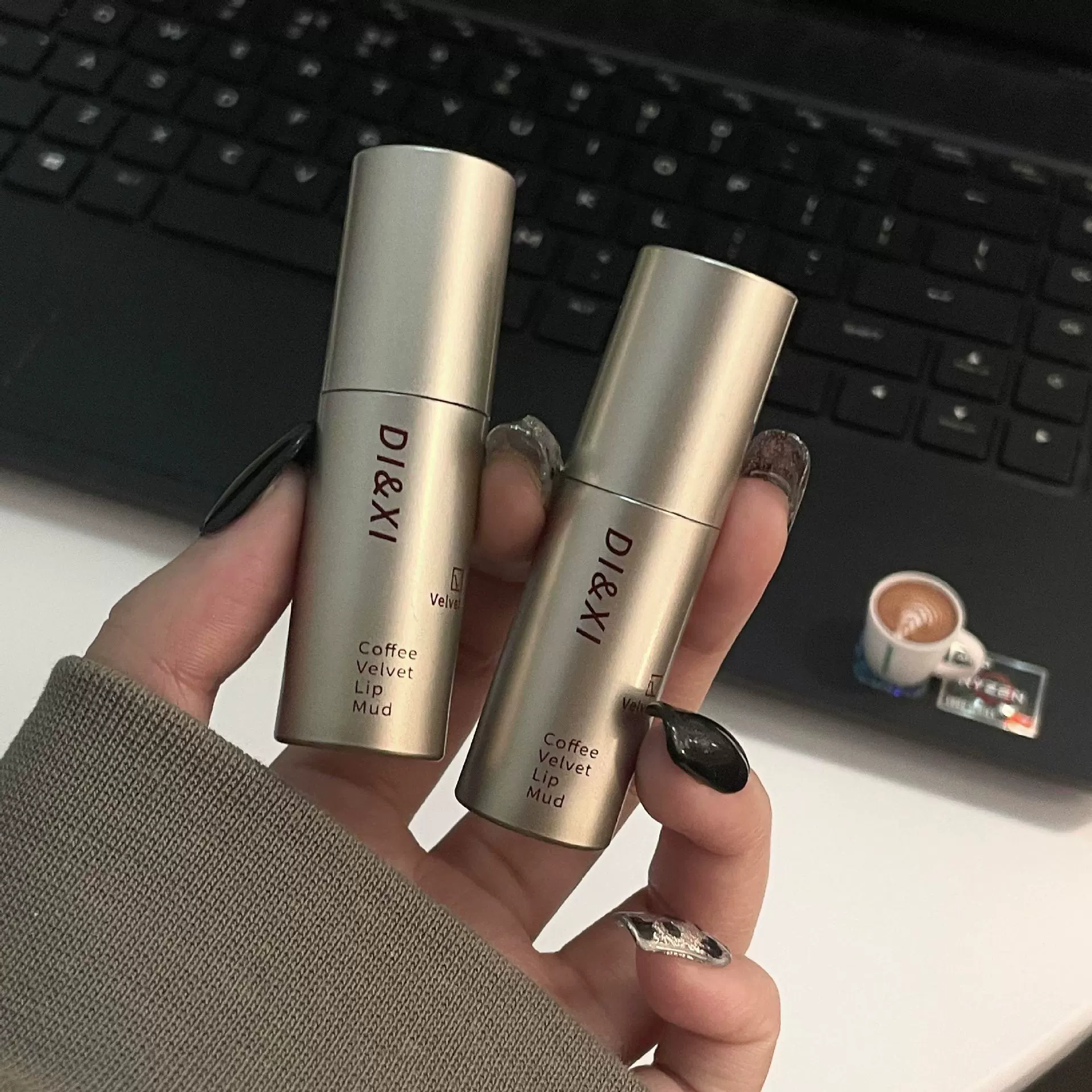 Dixi маленькая серебряная труба матовая губная глазурь бархат белая губная грязь с низким насыщенным молочным чаем