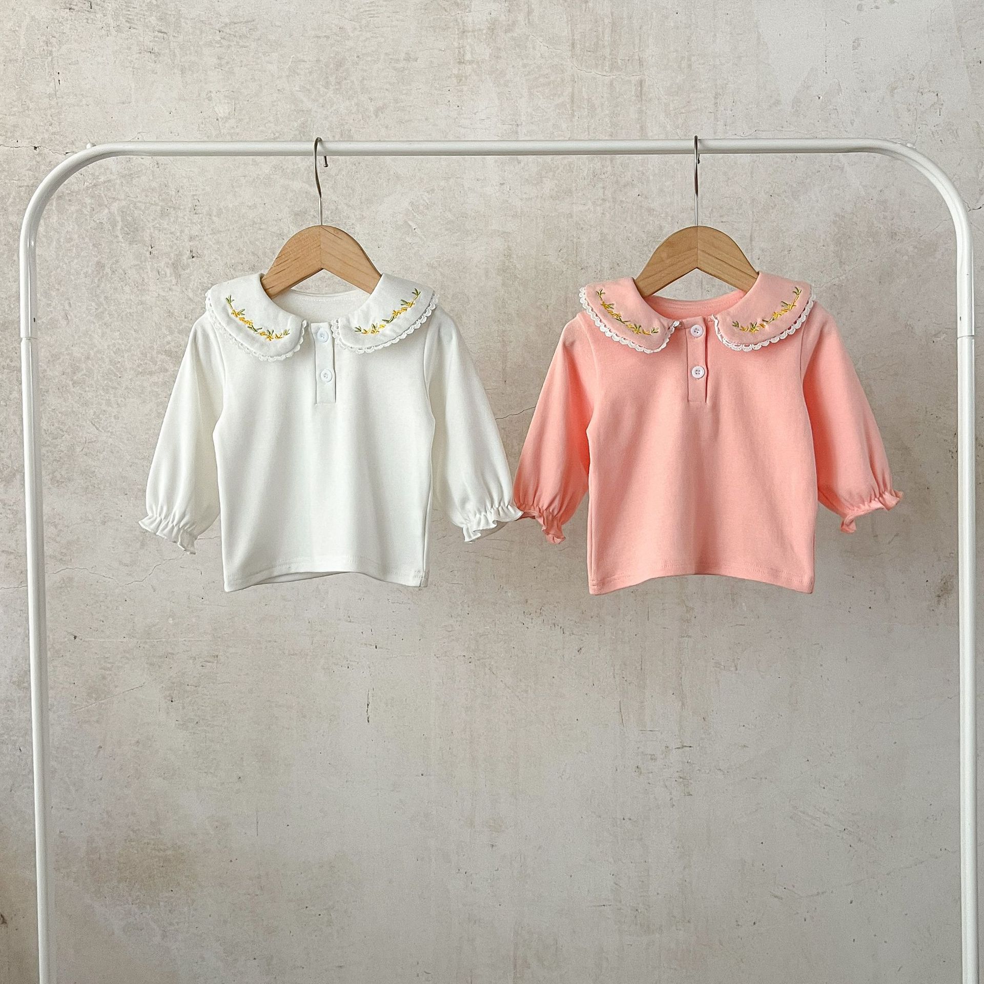 INS camisa de fondo de las niñas de bebé de estilo coreano primavera y otoño simple bebé bordado de los niños solapa superior de algodón de manga larga Camiseta moda