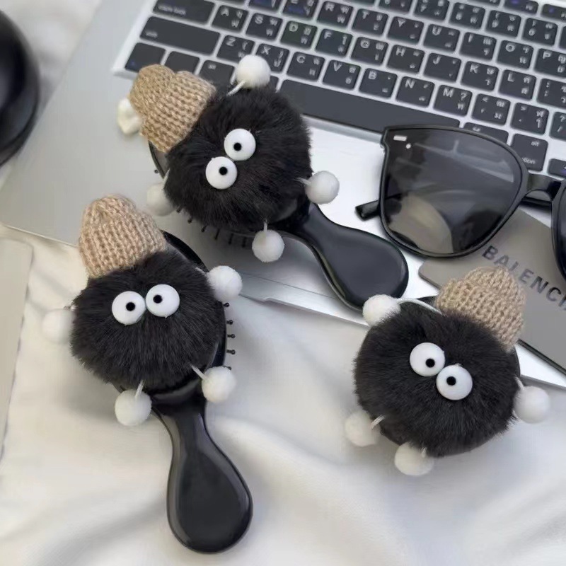 かわいいぬいぐるみの石炭ボールの精霊のエアマットは携帯しているミニ石炭の折り畳みのエアバッグのマッサージの櫛の鏡の一体体を整理します。|undefined