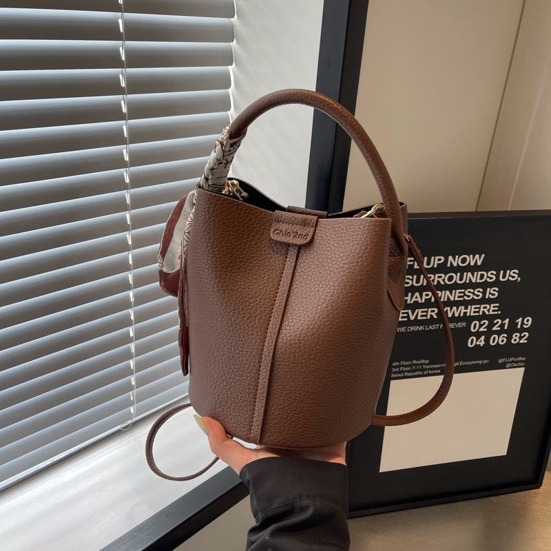 Borsa a secchiello versatile in pelle martellata borsa donna_voghion.com