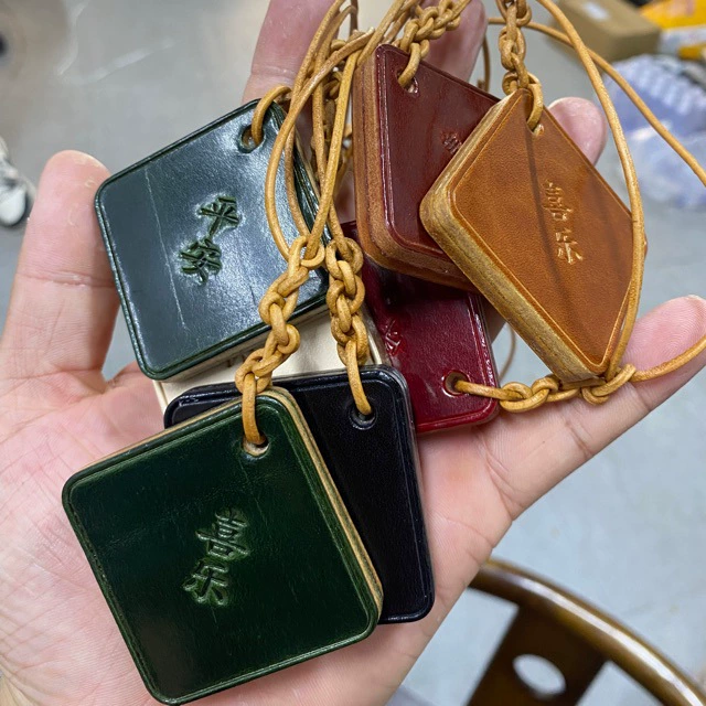 Подвески из кожи Ping An