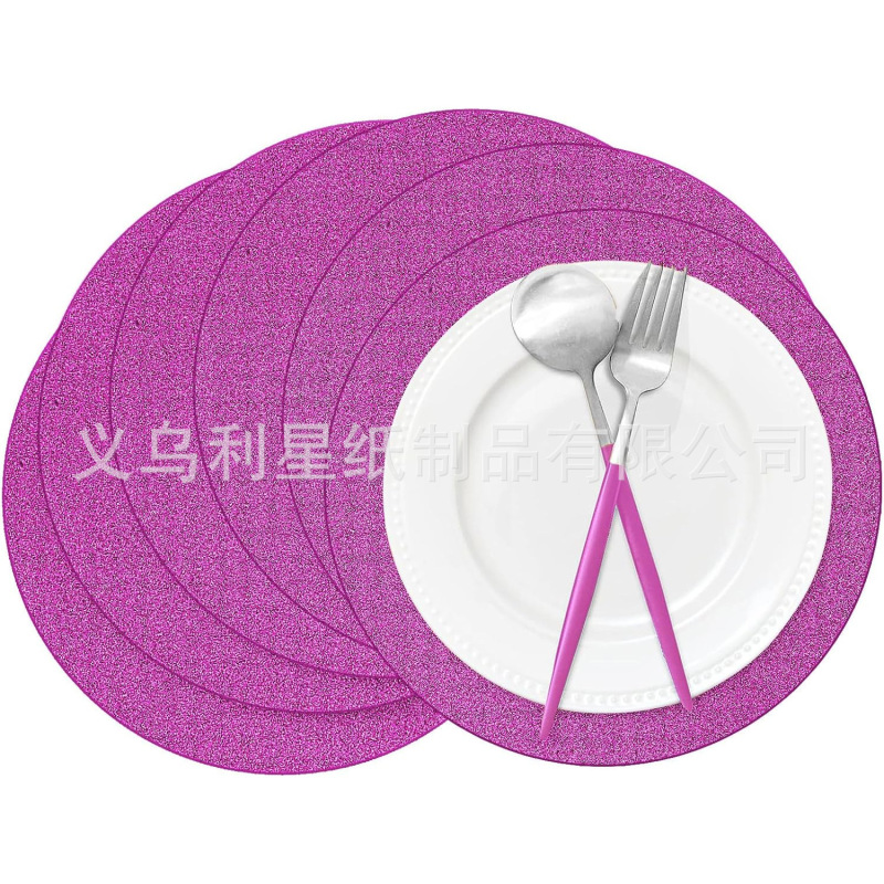 使い捨てのテーブルは食事のマットを敷きます。|undefined