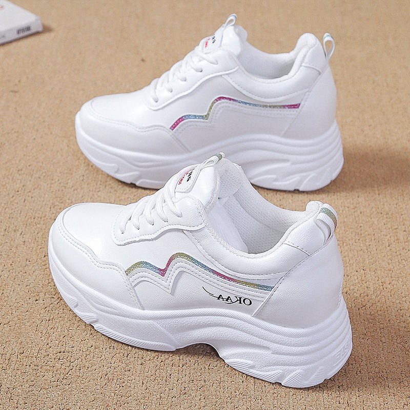 Zapatos de altura ocultos para mujer zapatos de verano versátiles estilo coreano 2023 nueva zapatilla de cuero de suela gruesa zapatos blancos casuales