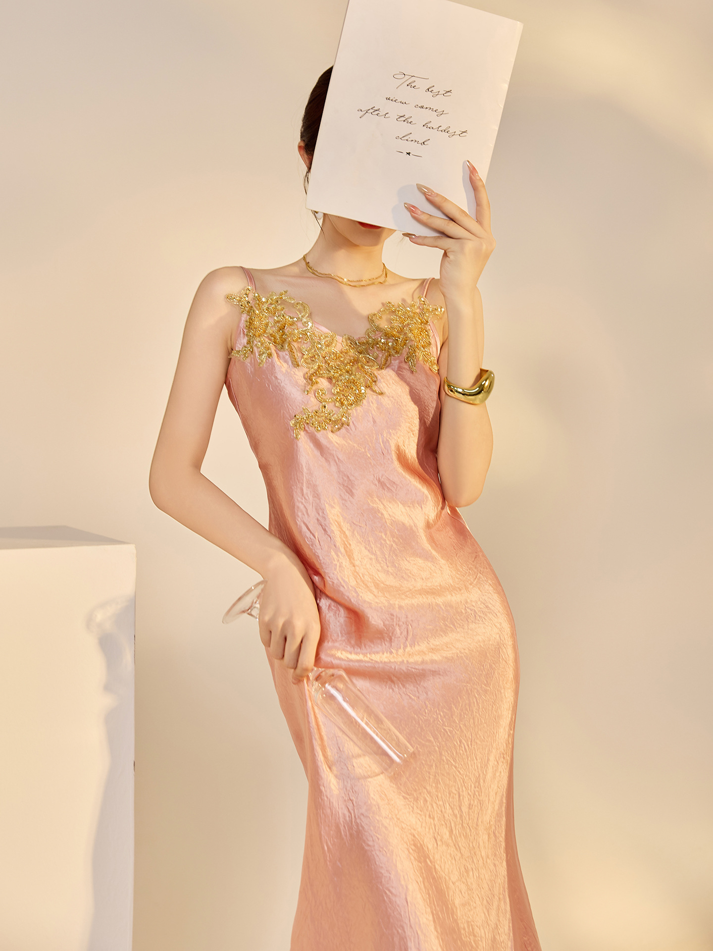Đầm dây ôm body acetate phong cách Tân Trung thức 2026 thêu hoa vàng hồng N6046 — hồng