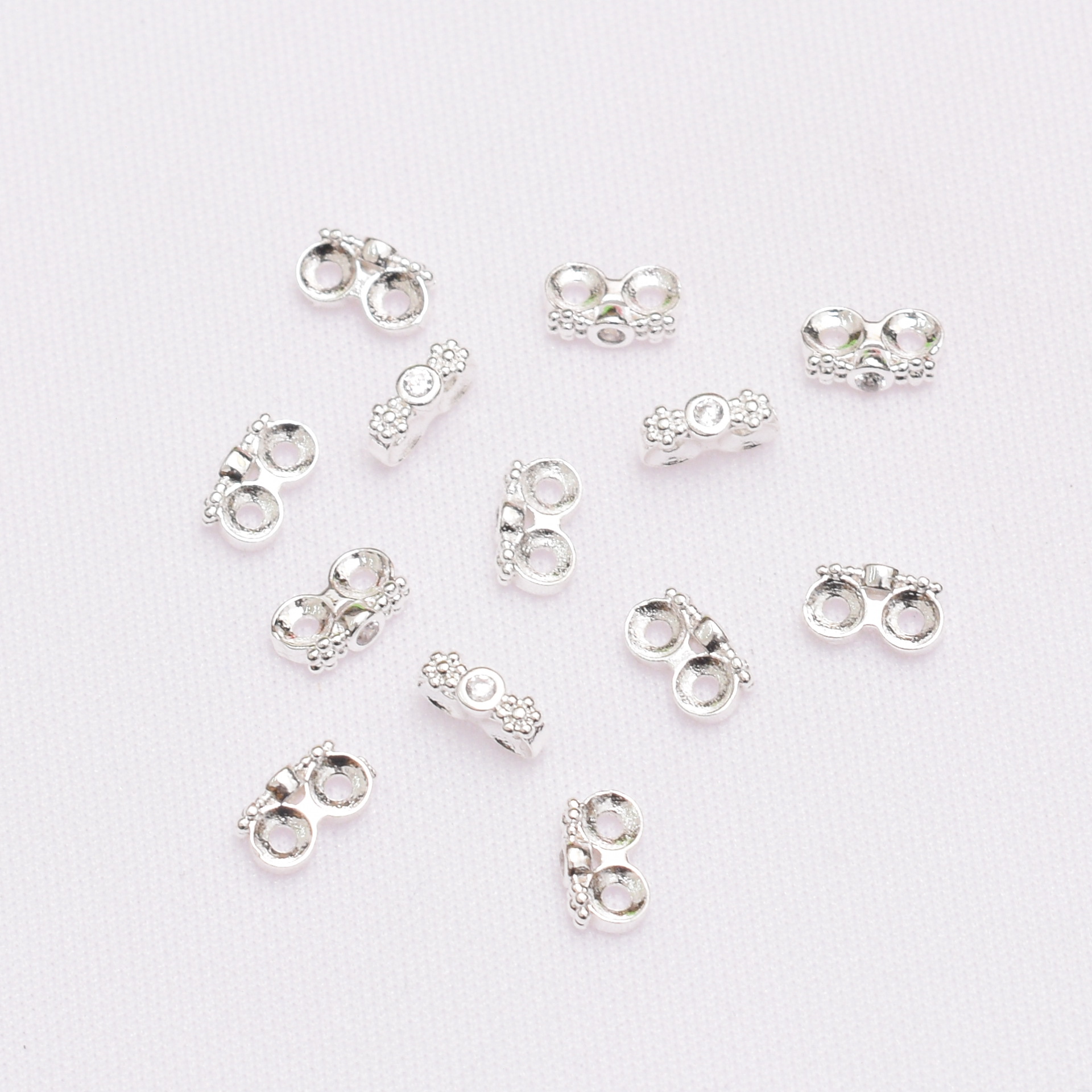 保色18k包金二列のスペーサーは三列の真珠を入れています。