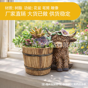 Highland Cow with Wooden Barrel Planter��ԭţľͰ����PͲ�b