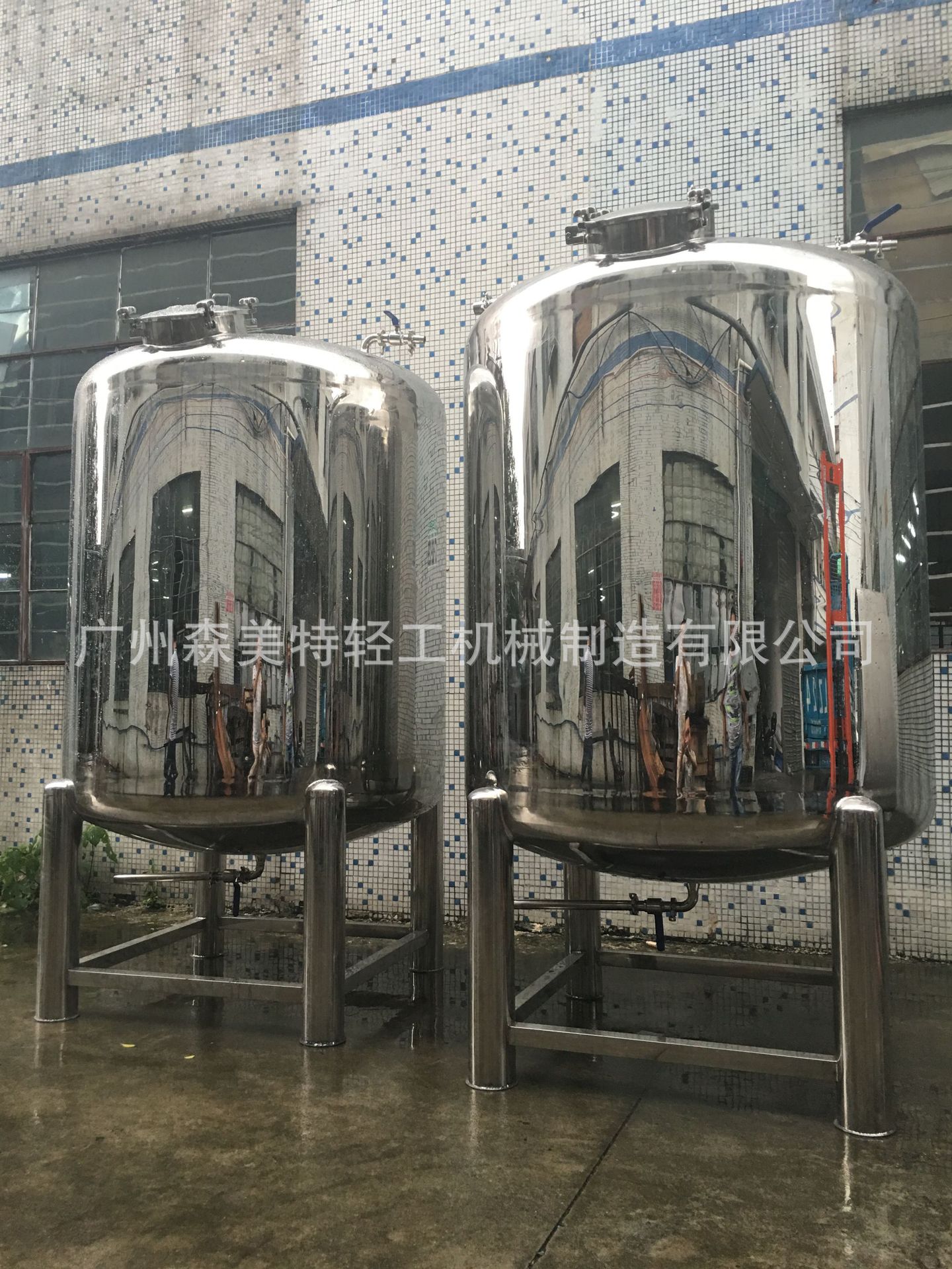 一吨密封型储液罐 卫生级立式储存罐 304不锈钢化工移动储存罐