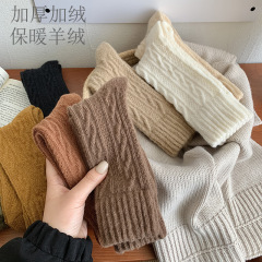 カシミヤの山の靴下の子供の秋冬のベルベットの厚い保温日本のレトロなカレー色の中筒の靴下の麻花のストッキング