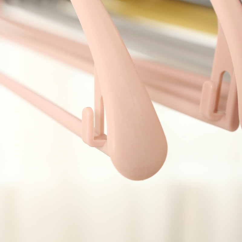家庭用成人服架プラスチック服支え卸売り滑り止めの広い肩に傷のない洋服店のストラップの棚が太くなっている|undefined
