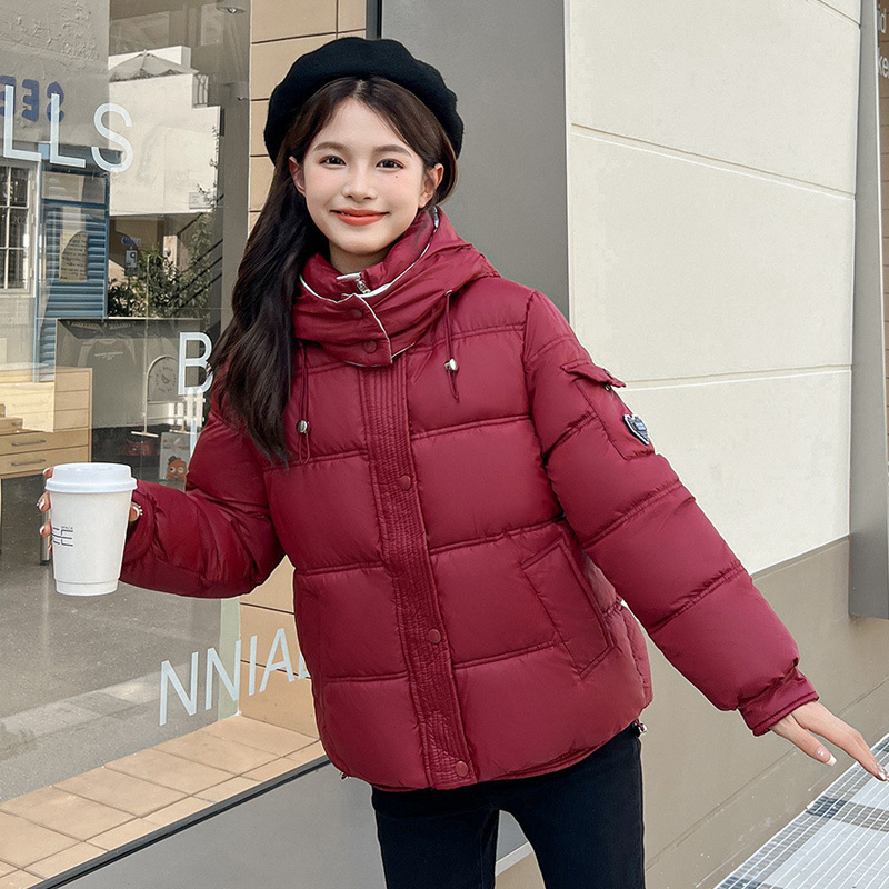 Capa de algodón de pluma corta para mujeres 2024 invierno nueva moda coreana con capuchón de algodón para mujeres color de contraste grueso abrigo cálido