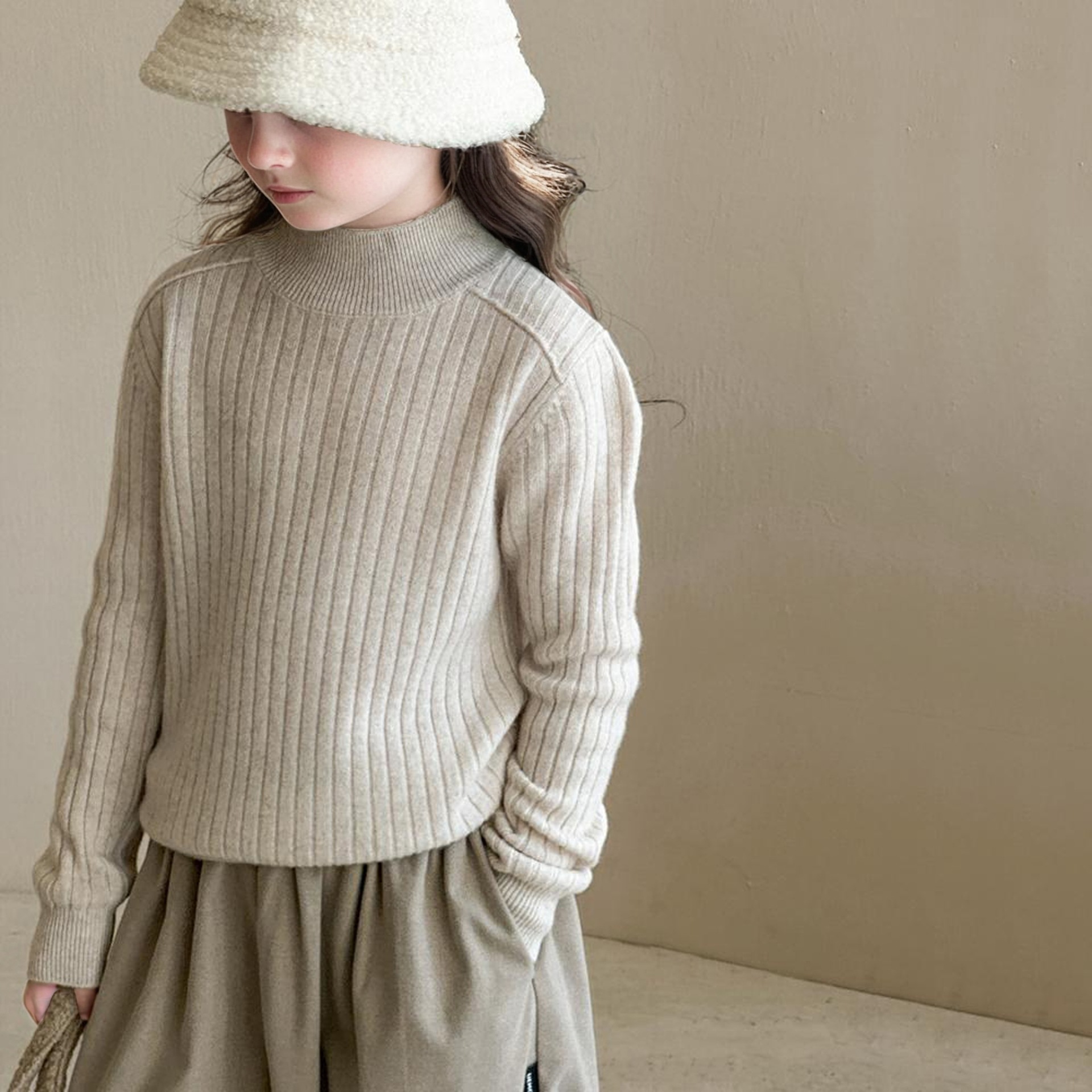 Suéter de ropa infantil otoño e invierno nuevo suéter de lana de niñas de cuello medio alto suéter de punto de estilo extranjero overhead camiseta de fondo de moda