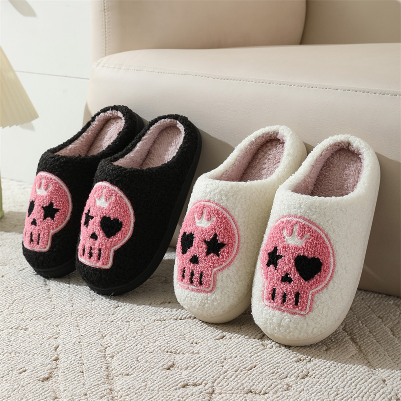 Chaussons en peluche squelette d'Halloween, pantoufles à bout fermé, chaussures de maison confortables et chaudes à enfiler, pantoufles mignonnes en fourrure douce pour hommes et femmes S045_voghion.com