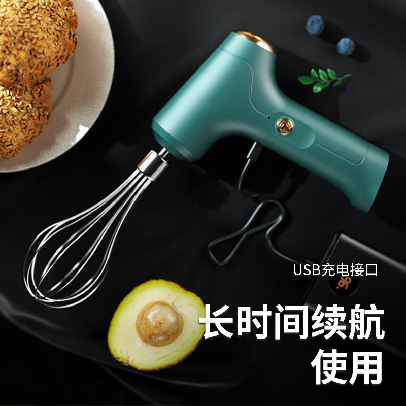 家庭用焙煎無線手持ち電動泡立て器でクリームを混ぜて台所の焙煎小道具をかき混ぜます。|undefined