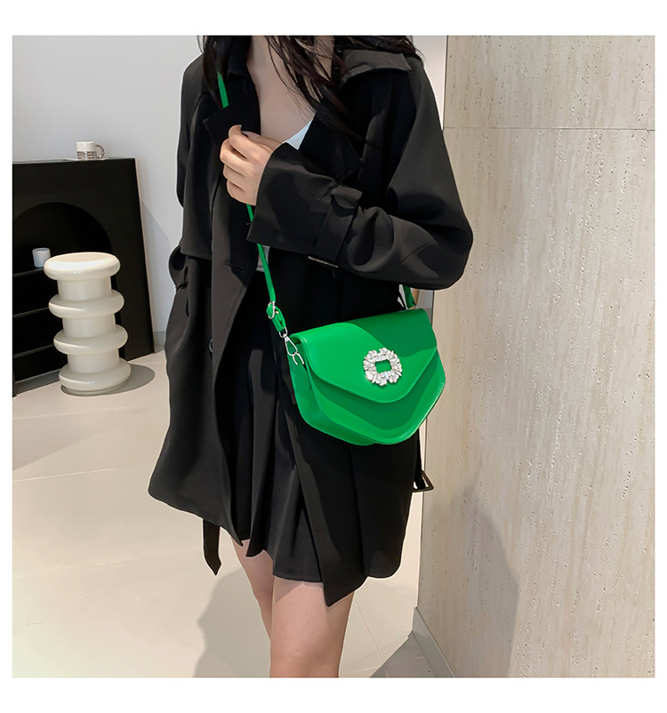 Borsa a tracolla singola con tracolla a triangolo alla moda alla moda 2024, nuova borsa da donna versatile con diamanti color caramella_voghion.com