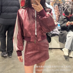 ����Jennieͬ��̽�����ʽ�͹řC܇�{�~�yƤ�����b��ȹ����Ů��