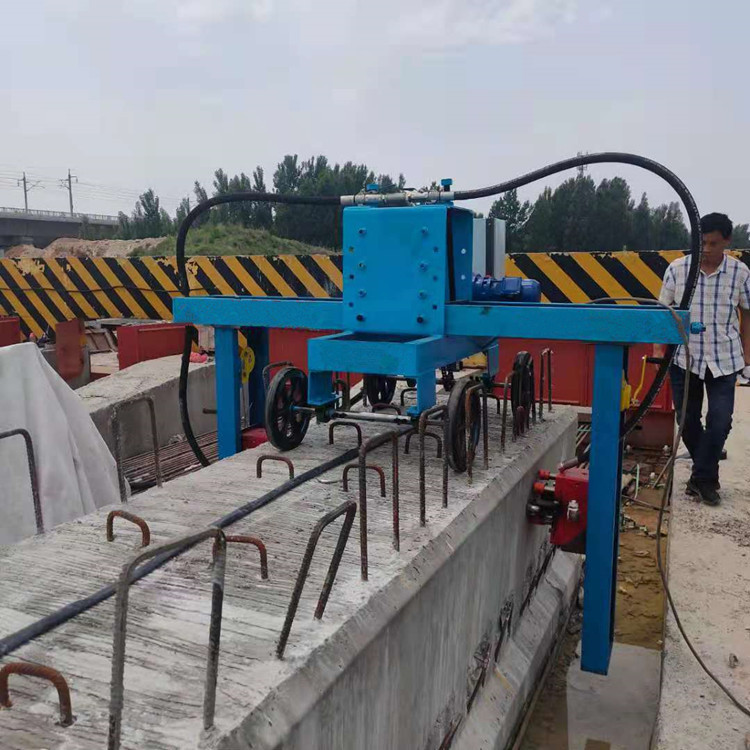 山东预制梁场凿毛机  自动行走双侧面打毛机 空心板凿毛机厂家
