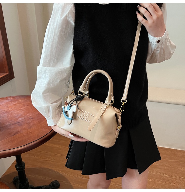 Casual and simple hand-held pillow bag for women, 2025 new style, fashionable and trendy, niche single-shoulder crossbody bag for work and commuting undefined