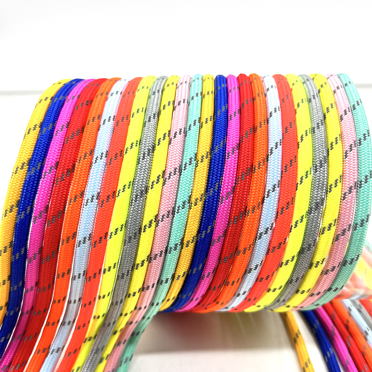 Inventario de 4mm poliéster de color brillante punto de salto reflectante cuerdas de sombrero de núcleo hechas a mano DIY cuerdas redondas trenzadas cordones de zapatos reflectantes