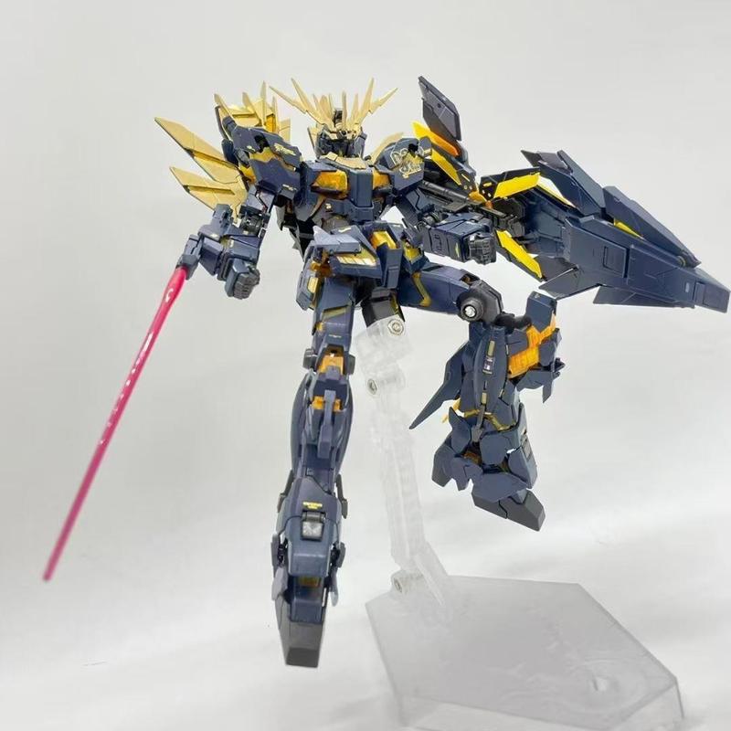 ガンダムのモデルはHGを組み合わせて自由戦士の飛翼MGユニコーンの赤い異端の機甲の手を襲撃しておもちゃを並べます。|undefined