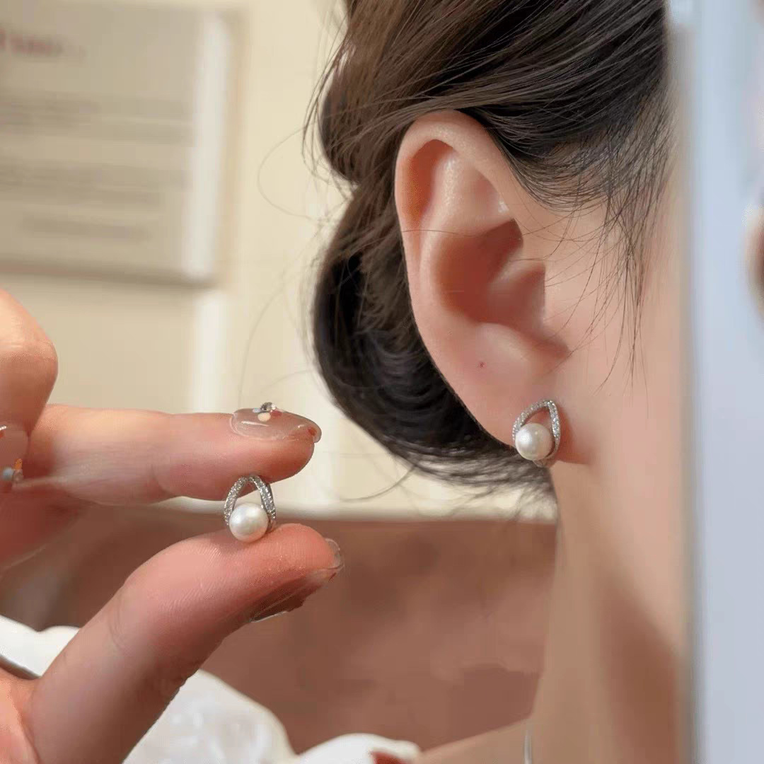 Micro-Paved Zircon Cut Out Triangle Pearl Earrings New Accessible Luxury Niche High-End Earrings Douyin Popular Earrings for Women
