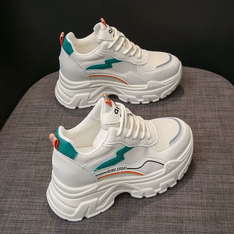 Жареные уличные ботинки для девочек 2024 новые весенние ноги маленькие толстые подошвы легкая крышная лапша повседневная спортивная женская обувь