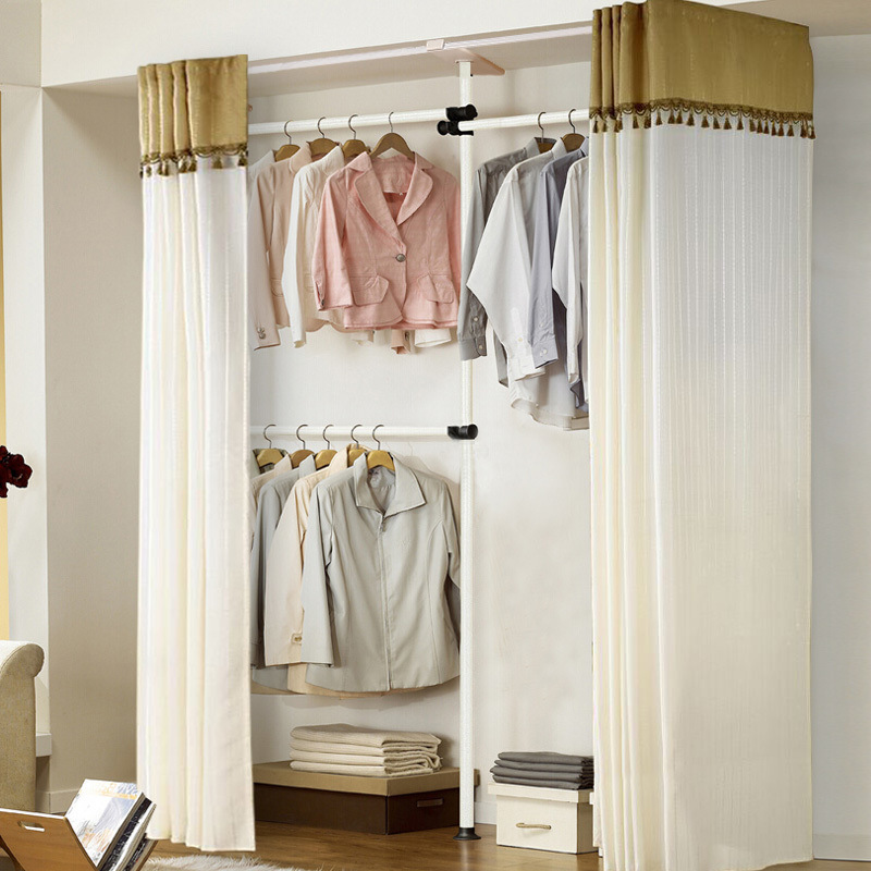 Три вертикальных и три горизонтальных бежевых штор с полной дорожкой