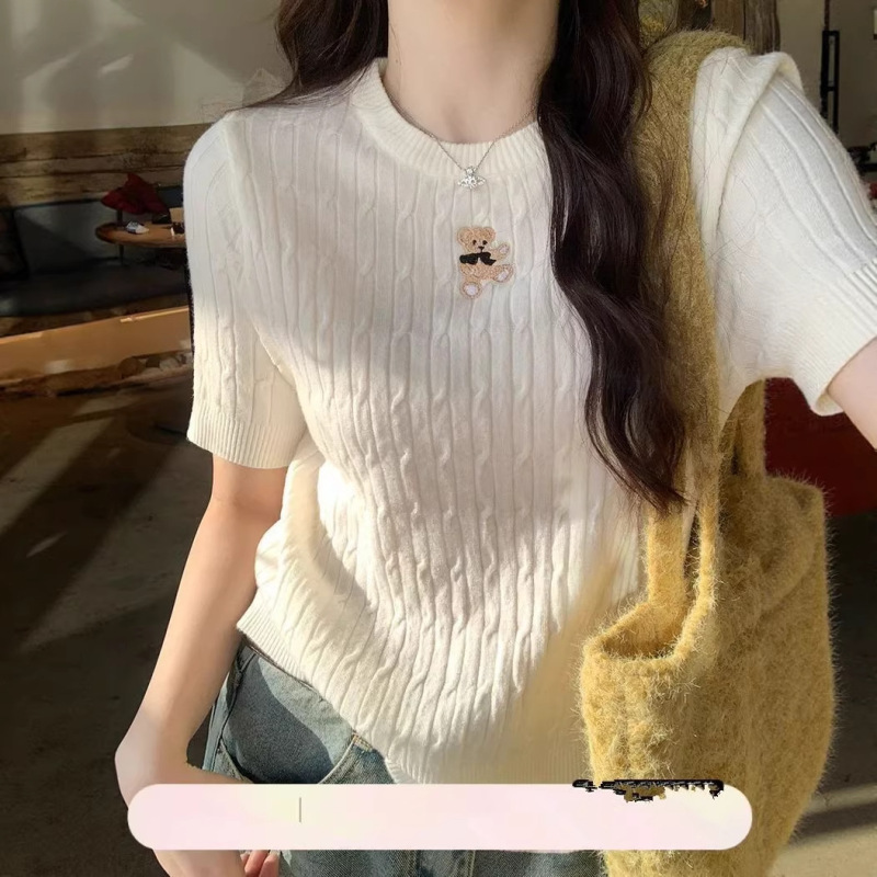 White Knitted Short-Sleeve Women's T-Shirt, 2026 Summer New College Style, Regular Shoulder Fit, Cable Knit, Cute Bear Design Top White Knitted Short-Sleeve Women's T-Shirt, 2026 Summer New College Style, Regular Shoulder Fit, Cable Knit, Cute Bear Design Top