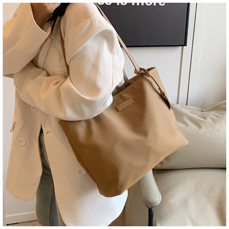 The new Korean-style trendy casual tote bag for women, Oxford fabric large-capacity single-shoulder bag 2025, exudes a sense of luxury undefined