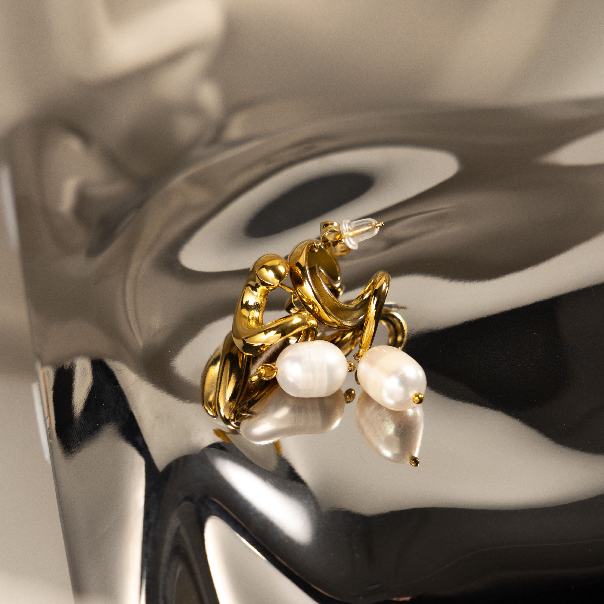 Taena Pendientes de acero inoxidable europeos y americanos Advanced Perlas naturales Colgante de lujo ligero Joyas explosivas transfronterizas Earrings