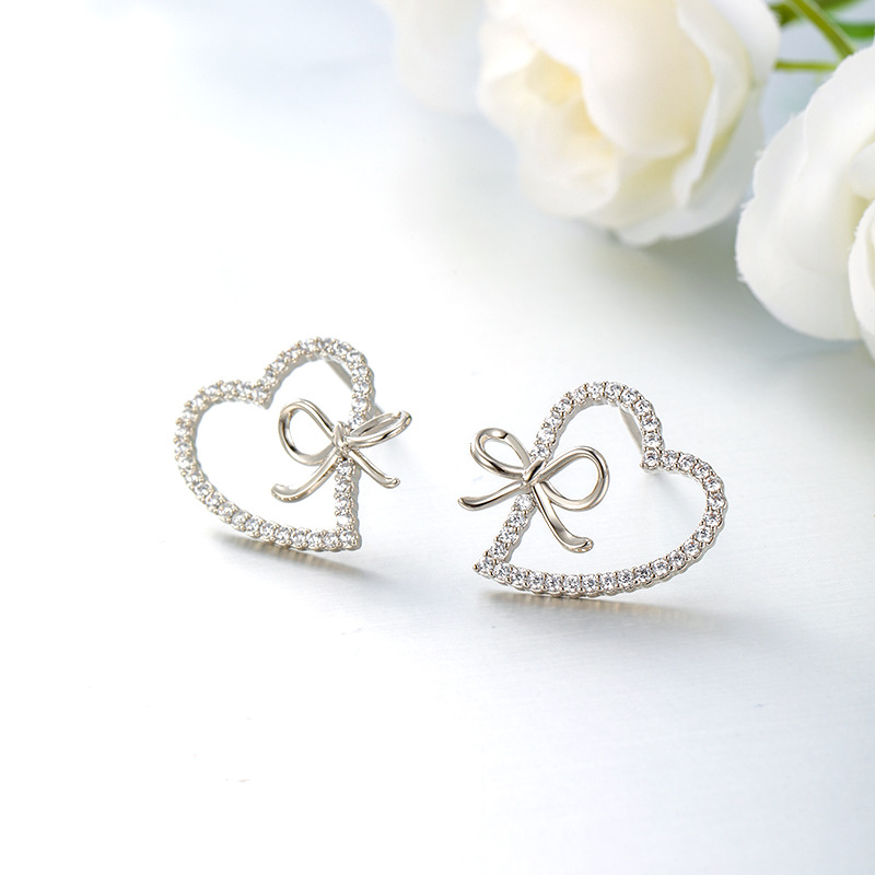 Xuping estilo simple chapado blanco suave arco de viento amor temperamento elegante pernos de orejas para mujeres orejas al por mayor