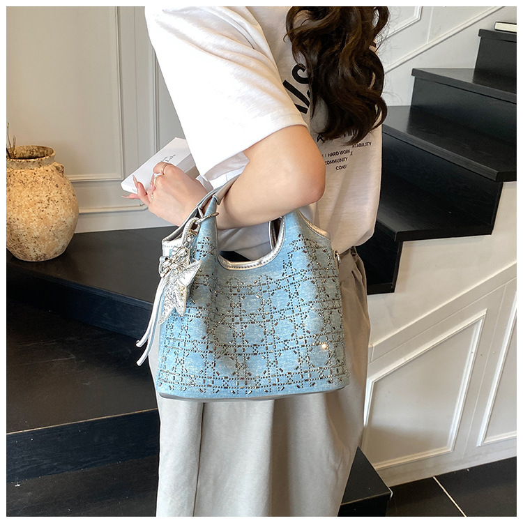 A niche design, fashionable and versatile single-shoulder hand-carry commuter bag for women, a new summer 2025 simple crossbody bucket bag undefined