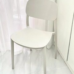 プラスチックの椅子を重ねて置くことができます。テーブルと椅子を厚くします。