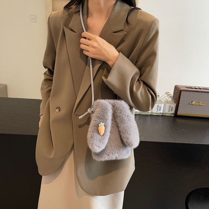 El bolso de teléfono móvil de nicho popular transfronterizo 2025 imita la moda del visón, con un bolso de pelo de oreja de conejo en un hombro.