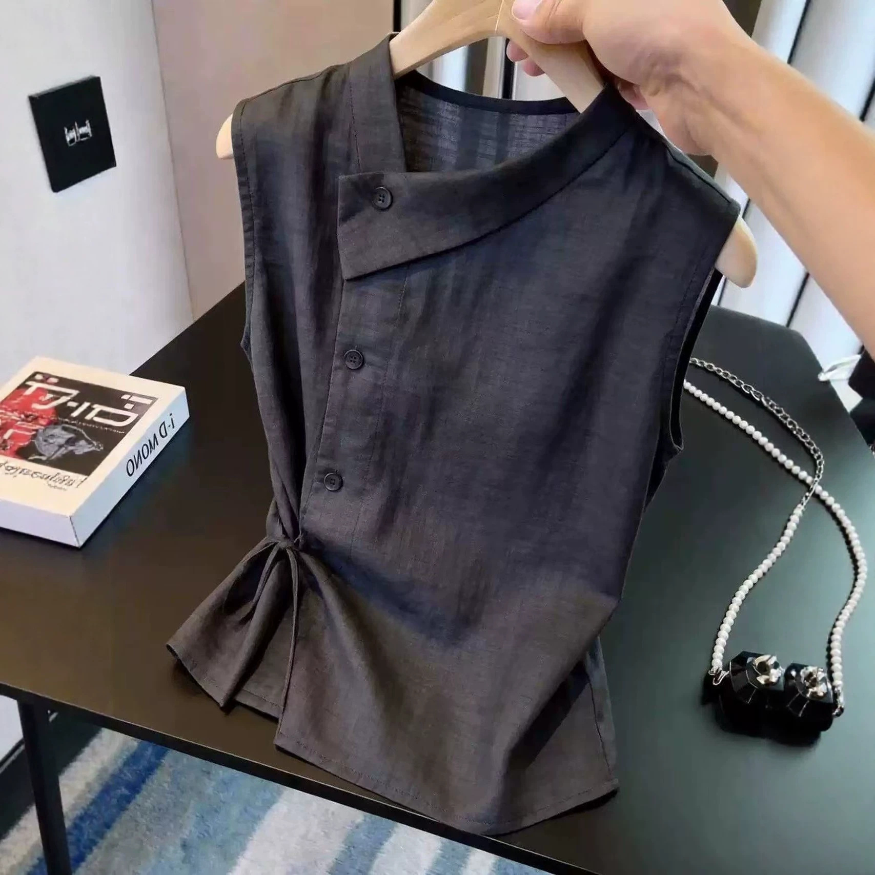 Áo hai dây nữ satin kiểu Pháp thanh lịch, thiết kế không tay ôm nhẹ — màu đen chi tiết 2