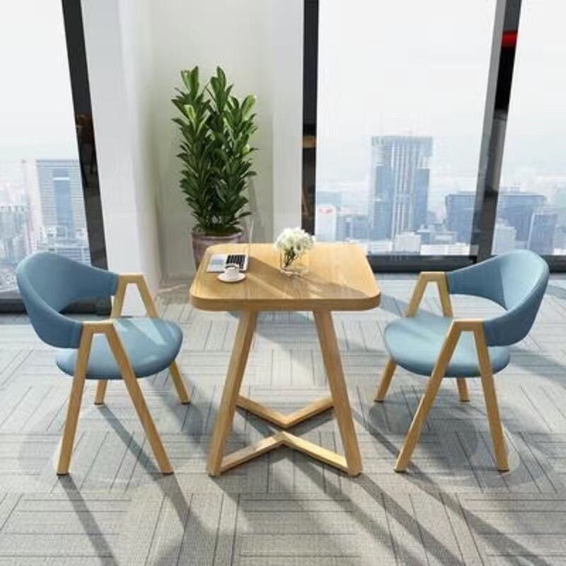 두꺼운 V다리가 있는 원목 사각 테이블 - 파란색 천