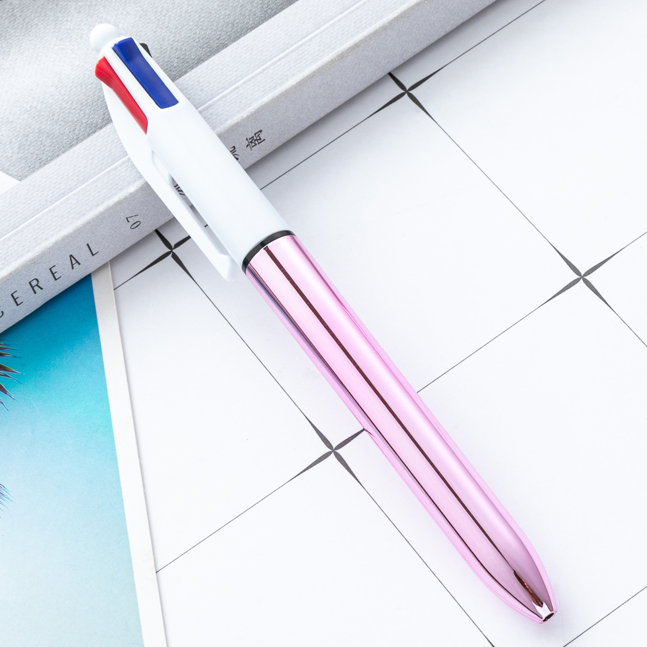 bolígrafo de bolas galvanizado UV creativo cuatro en uno de acuerdo con los pincezos de la cuenta práctica de los estudiantes clave bolígrafo de marca de regalo bolígrafo publicitario