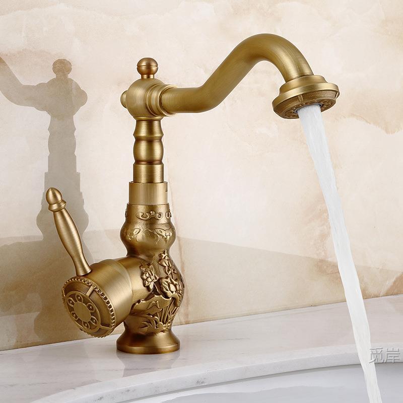 Retro üslubda mis lavabo kranı, isti-soyuq su