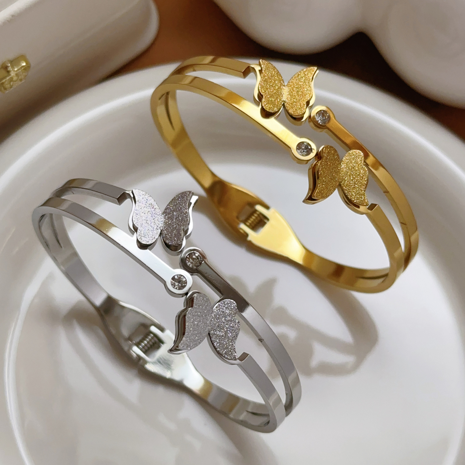 Europa y los Estados Unidos transfronterizos oro doble mariposa hueco de moda simple pulsera de mujer abertura mariposa esmerilado joyas de pulsera de acero de titanio
