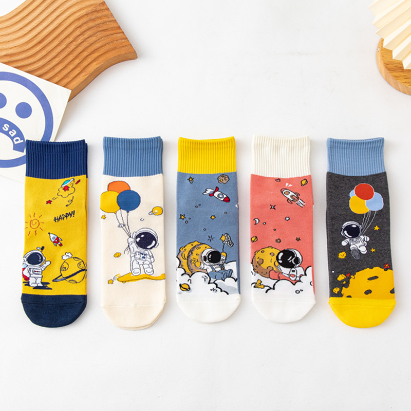 Socks female Korean-style mid-barrel astronaut mid-barrel socks female ins tide personality Street cartoon stockings wholesale