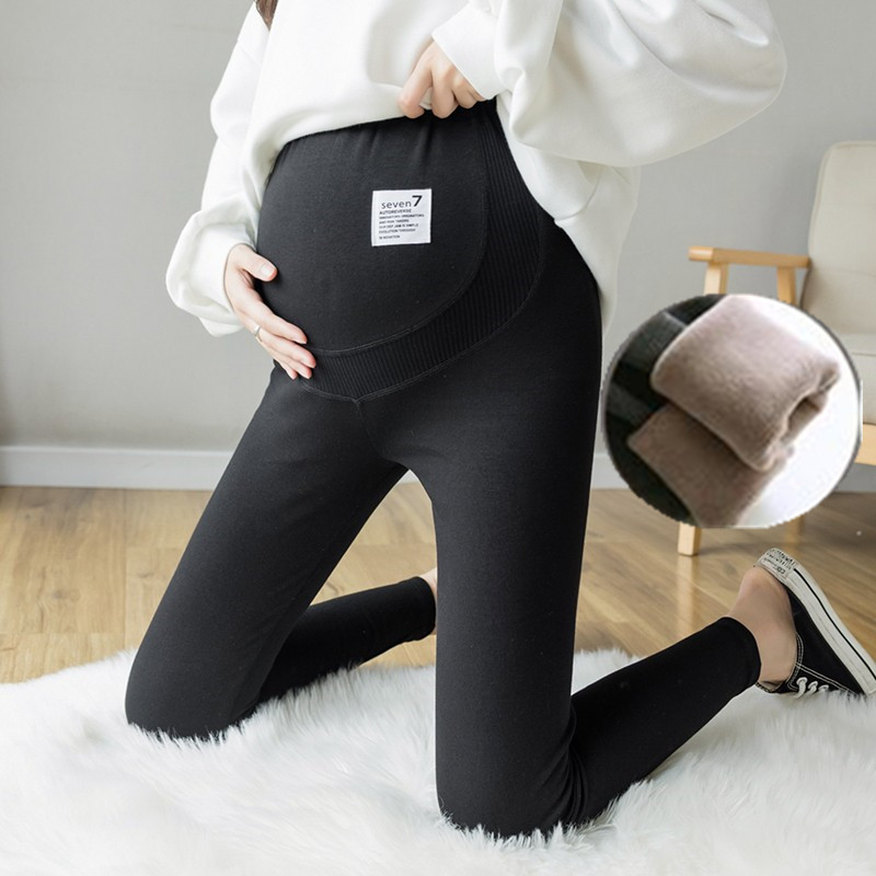 妊婦はレギンスをしています。春と秋の外はズボンを着ています。|undefined
