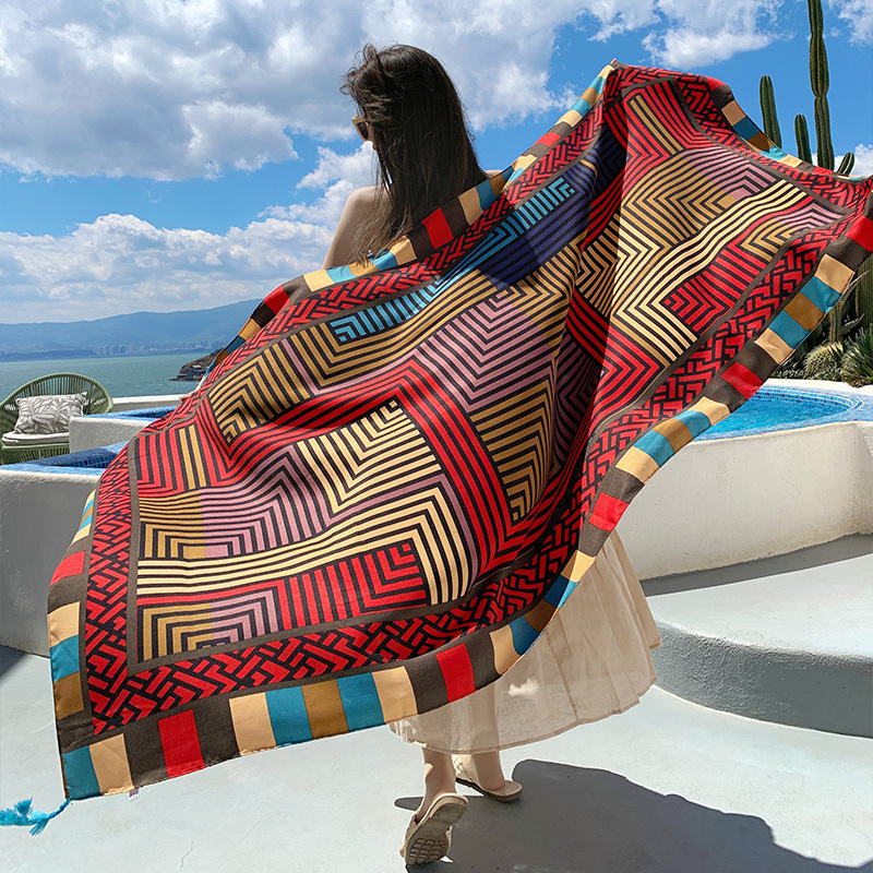 Totem artistico per parasole turistico in stile etnico, scialle con nappe, sciarpa solare da donna di media lunghezza, telo mare_voghion.com