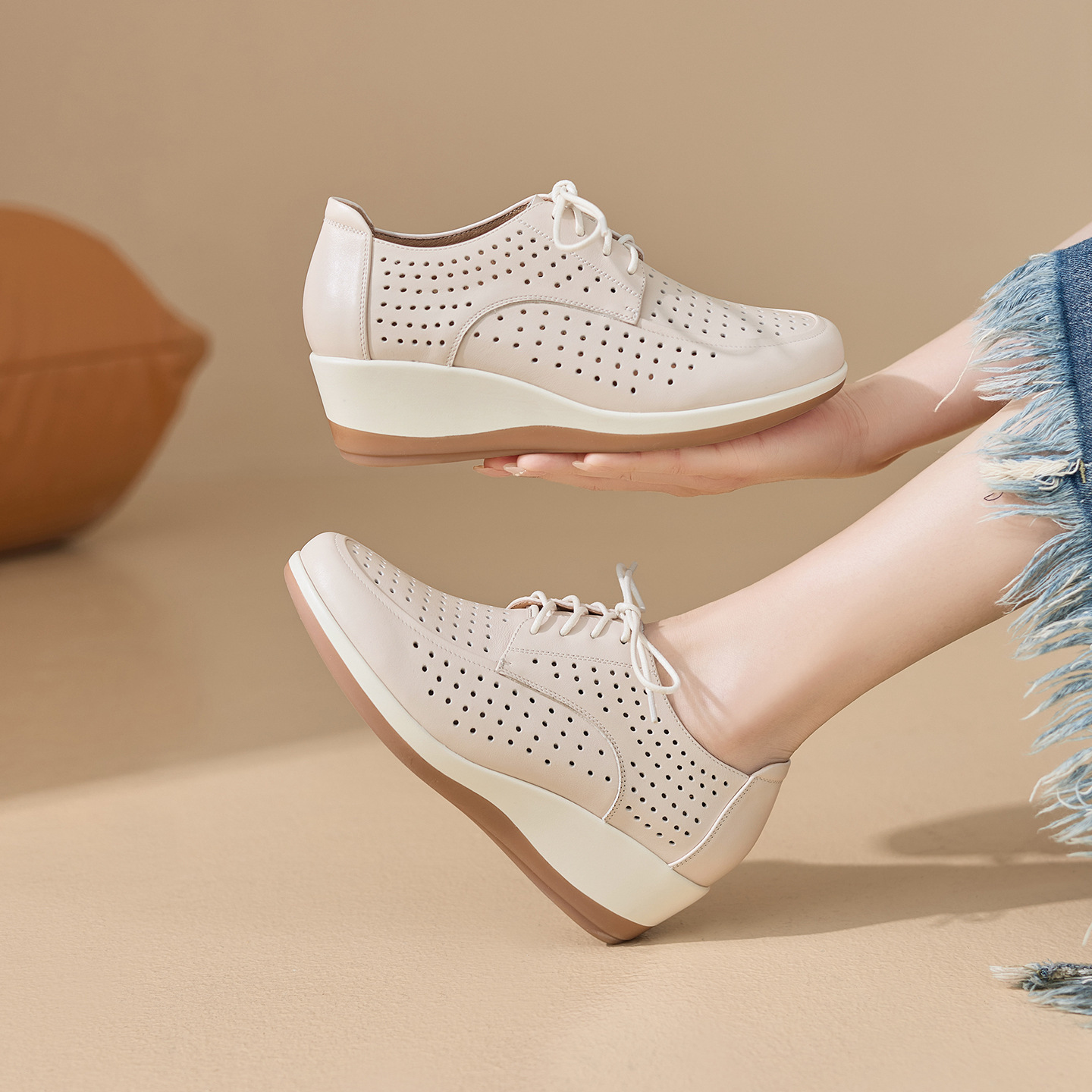 Giày da bò đục lỗ nữ đế xuồng platform gót 5 cm — màu trắng ngà