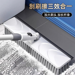 床の清潔ブラシは長い柄でトイレにブラシをかけます。