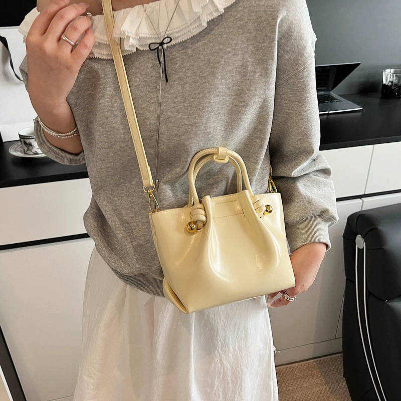Fashionable summer shoulder bag